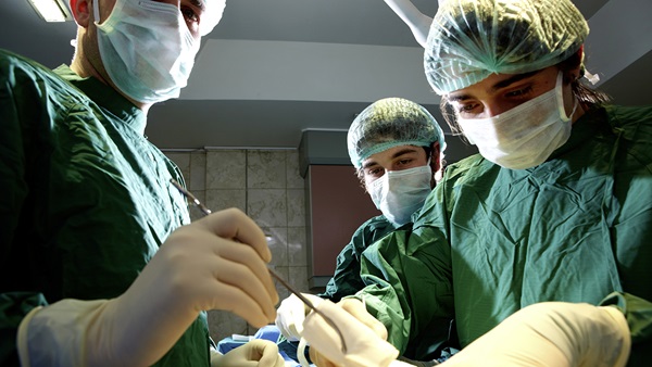 Chirurgiens qui réalisent une opération